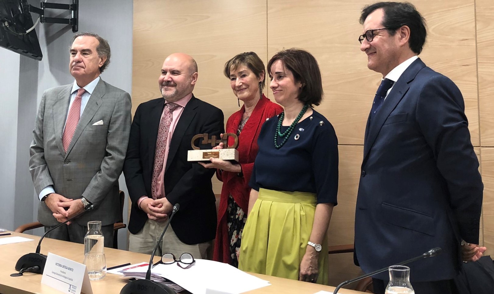Ortega con el premio del Cermi, junto responsables del mismo y del Consejo de la abogacía