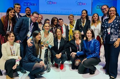 Representantes de todos los países y organizaciones miembros del Programa Iberoamericano sobre Discapacidad en la clausura de la Cumbre junto a la vicepresidenta argentina, Gabriela Michetti, en silla de ruedas