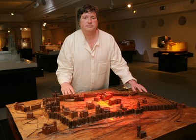 Rubén González posa junto a la maqueta de la ciudad de Ávila realizada por su padre 