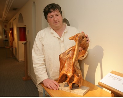 Rubén González reconoce con el tacto su obra Naturaleza muerta
