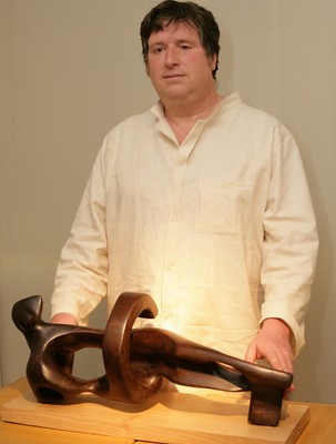 Rubén junto a su obra 'El paso del tiempo'