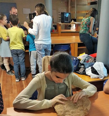 Niña afiliada toca la reproducción de un fósil  