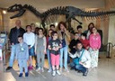 Foto de familia de alumnos y profesores de CRE junto a los monitores del Museo