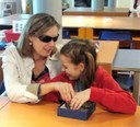 Loli Lorenzo, profesora del CRE, junto a una alumna afiliada
