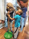 Dos pequeños afiliados tocan la cabeza de un Pachycephalosaurus