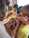 Niños afiliados recrean la experiencia de una excavación de huesos de dinosaurios