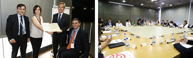 A la izquierda, Mohedano entrega a Oñoro y Clopatofsky el galardón de la OISS y, a la derecha, imagen de la reunión del Patronato