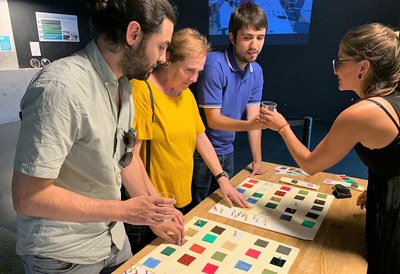 Afiliados donostiarras haciendo la prueba de asociación entre sabor y texturas al tacto