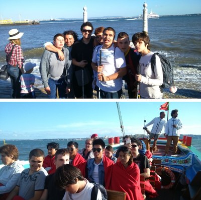 Arriba, el grupo posa frente a las costa atlántica. Abajo, durante su paseo en barca por la espectacular desembocadura del Tajo