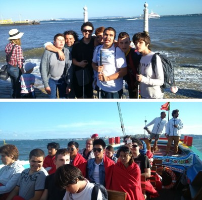 Arriba, el grupo posa frente a las costa atlántica. Abajo, durante su paseo en barca por la espectacular desembocadura del Tajo