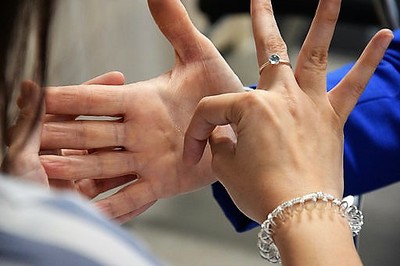 Detalle de las manos de dos alumnas durante una de las prácticas del curso