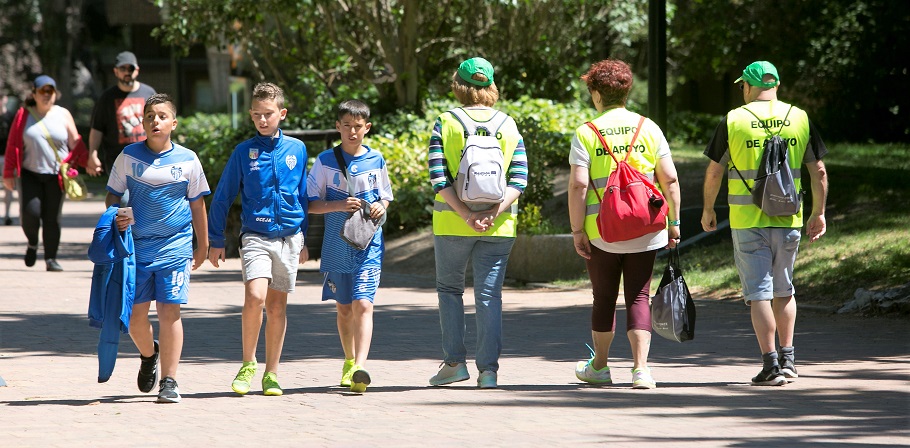 Tres miembros del Equipo de Apoyo de la ONCE, paseando por las instalaciones del Parque