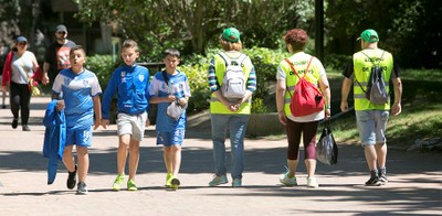 Tres miembros del Equipo de Apoyo de la ONCE, paseando por las instalaciones del Parque