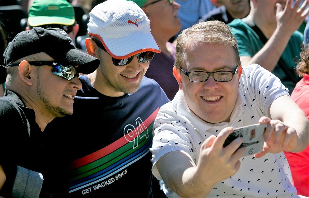 Un grupo de asistentes se hace un selfie durante el acto