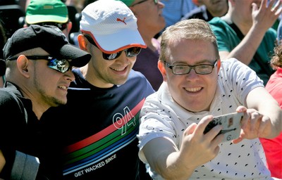 Un grupo de asistentes se hace un selfie durante el acto