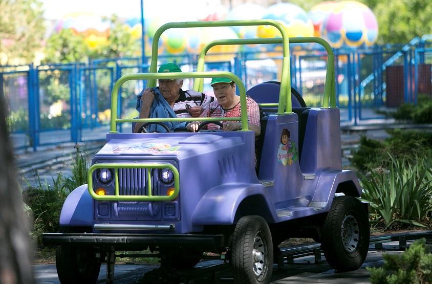 Una pareja de personas mayores, en otra de las atracciones