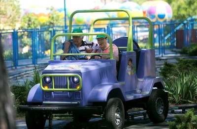 Una pareja de personas mayores, en otra de las atracciones