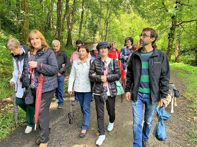 El grupo pasea por el Parque Pagoeta, guiado por Ibón Martín (a la derecha)