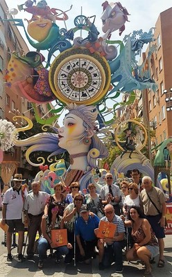 El grupo posa ante la hoguera luego galardonada con el primer premio en Alicante
