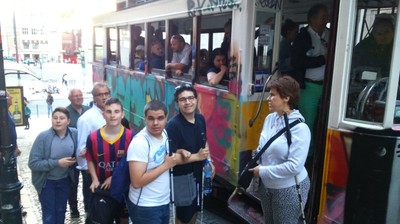En pleno centro de Lisboa, tomando uno de los característicos tranvías que suben al Barrio Alto