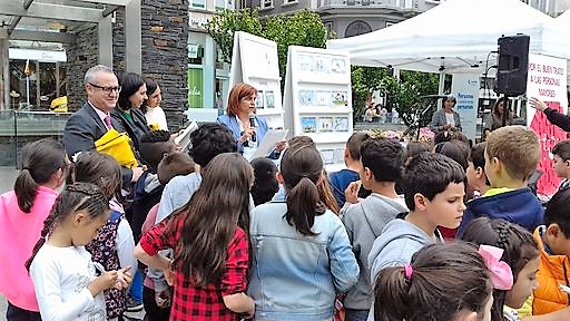 Estand de los servicios sociales municipales en el Ayuntamiento de Santander