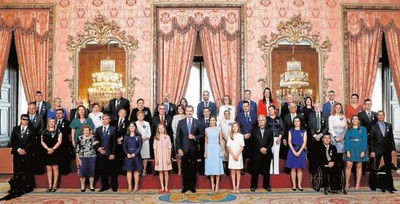 Foto de familia de los galardonados: acompañados por sendos perros guía, en la primera fila, el primero por la izquierda es Javier González y el primero por la derecha, Ricardo Vicente Corredera