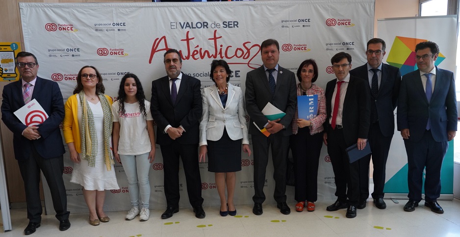 Foto de familia de los representantes del CERMI y de la Fundación ONCE, junto a la ministra de Educación
