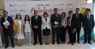 Foto de familia de los representantes del CERMI y de la Fundación ONCE, junto a la ministra de Educación