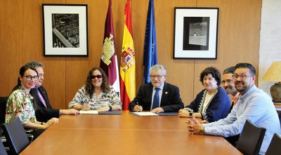 Foto de familia de representantes de la ONCE y del gobierno regional durante la firma del acuerdo