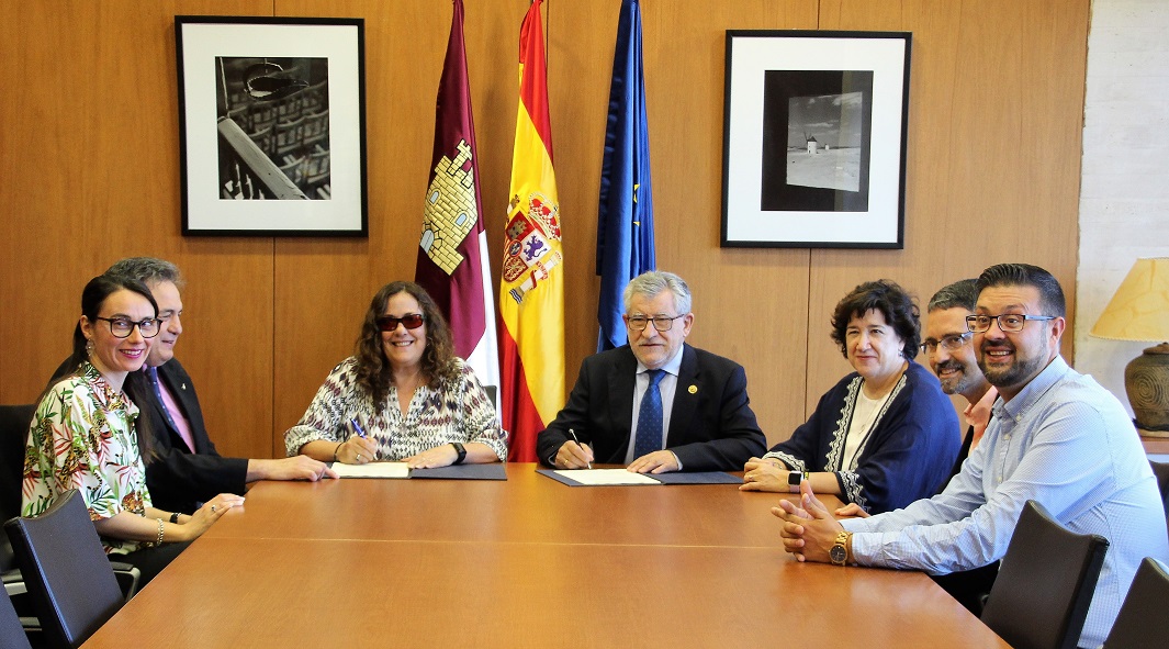 Foto de familia de representantes de la ONCE y del gobierno regional durante la firma del acuerdo
