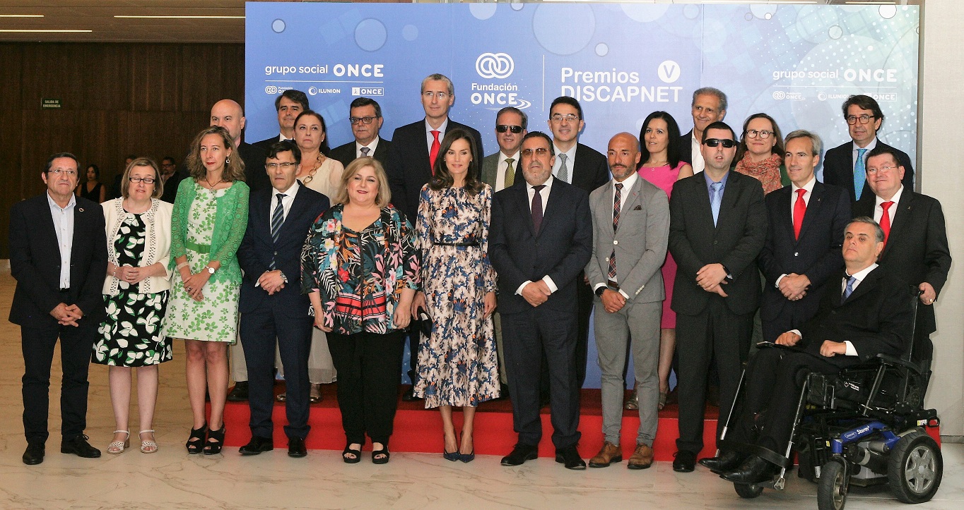 Foto de familia de responsables y premiados junto a la reina