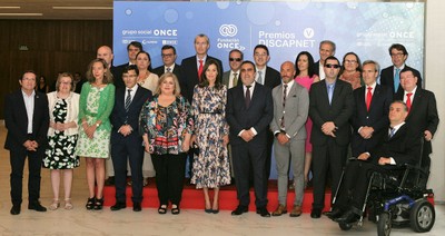 Foto de familia de responsables y premiados junto a la reina