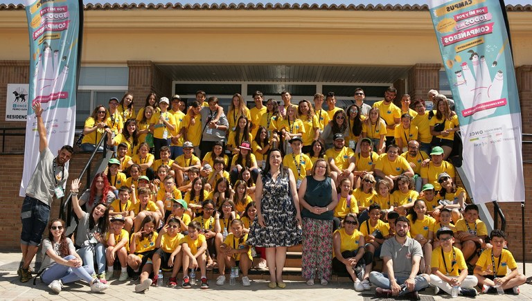 Foto de familia de todos los alumnos y profesores de los cinco grupos ganadores en la puerta de la FOPG, junto a la directora de la misma, Mª Jesús Varela, y la vicepresidenta de la ONCE, Imelda Fernández