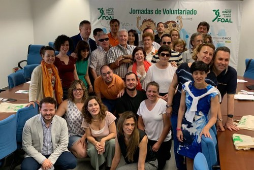 Foto de familia de voluntarios y responsables de FOAL durante la Jornada