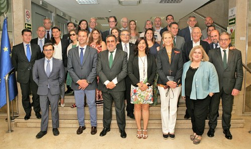 Foto de familia del Comité con la infanta Elena (en el centro)