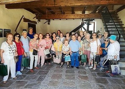 Foto de familia del grupo de mayores durante la visita al molino de aceite