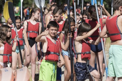 Preparados para navegar en canoa