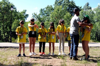 Dirigidos por los animadores y monitores los chavales aprendieron juegos para la inclusión