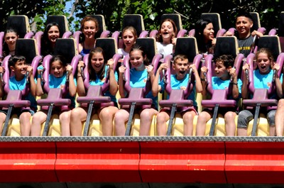 Disfrutando en una de las atracciones del Parque