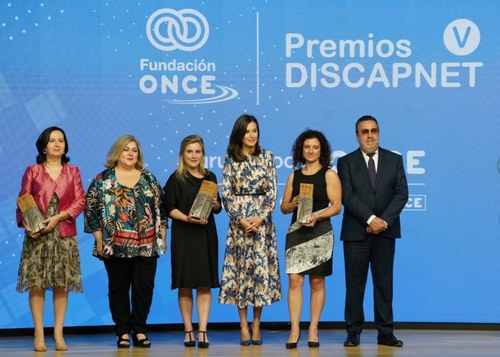 La reina, Carballeda y Ana Lima sobre el escenario junto a las premiadas