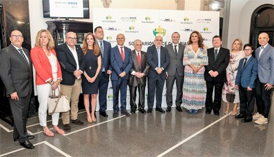 Los galardonados posan junto a autoridades y representantes de la ONCE