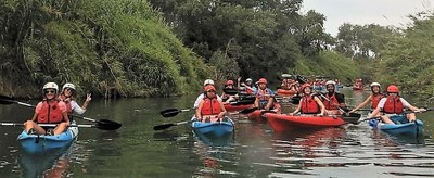Los jóvenes afiliados valencianos, con sus pilotos, descienden por el río Xúquer en kayak