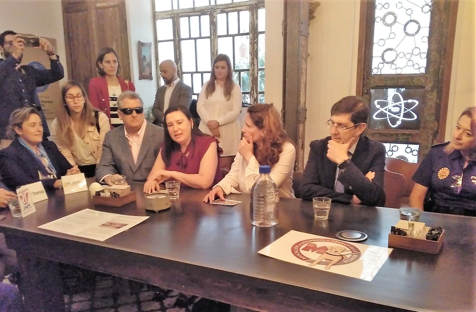 Mª Jesús Varela (sentada, en el centro) se dirige a los responsables institucionales de la capital murciana