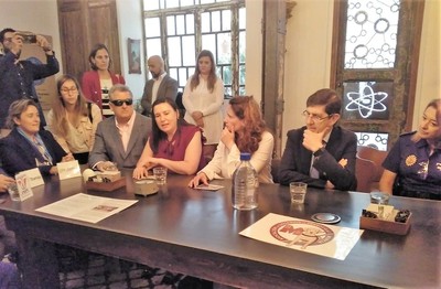 Mª Jesús Varela (sentada, en el centro) se dirige a los responsables institucionales de la capital murciana