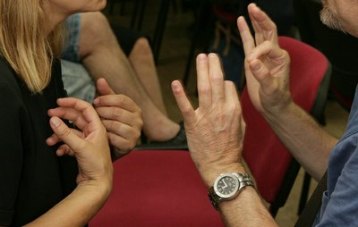 Manos de personas sordociegas