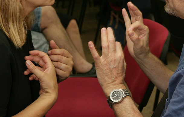 Manos de personas sordociegas