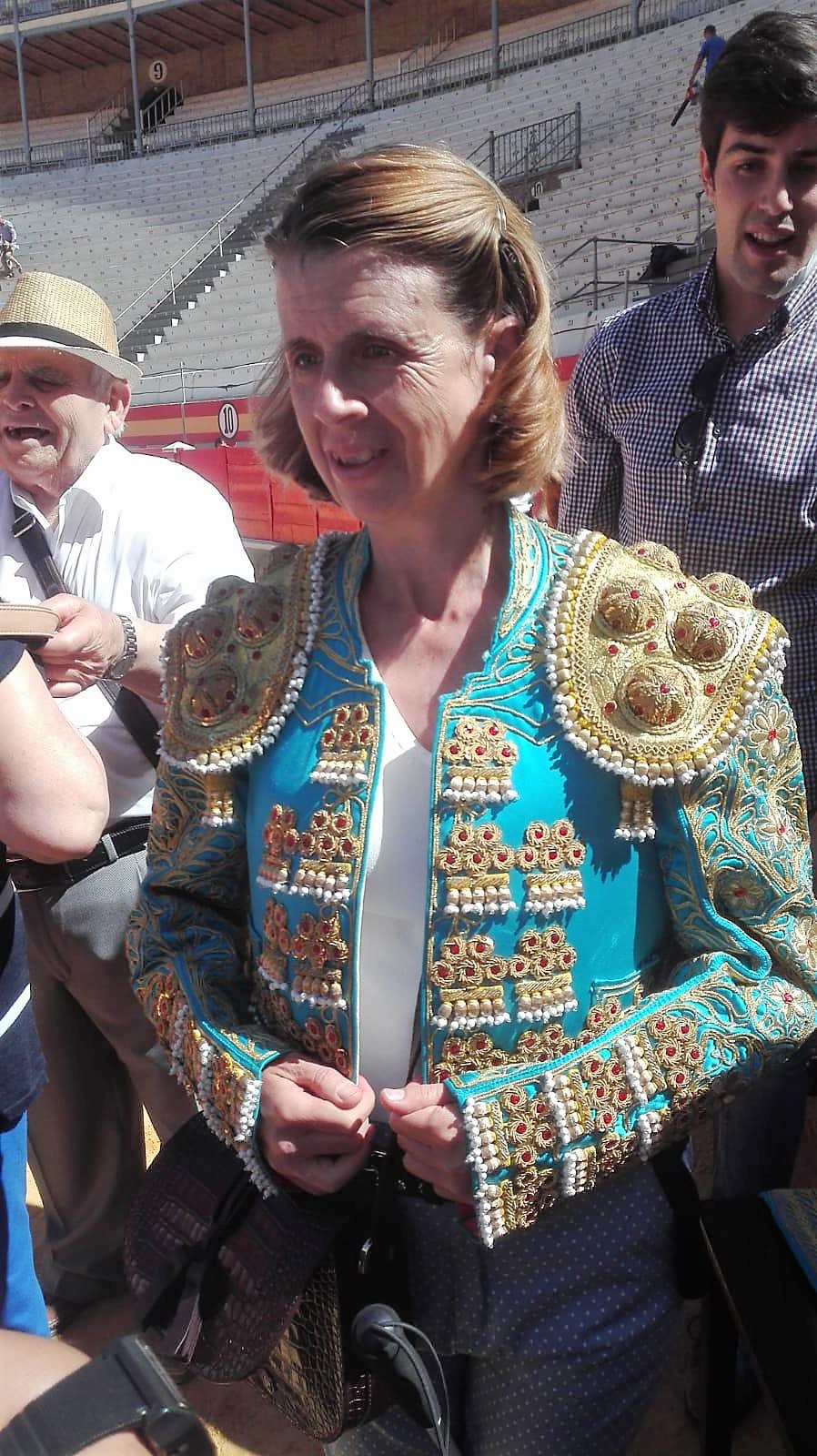 Afiliada con chaquetilla de traje de luces