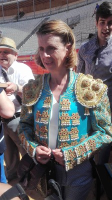 Afiliada con chaquetilla de traje de luces