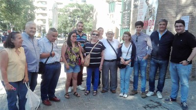 El grupo, a la entrada de la plaza