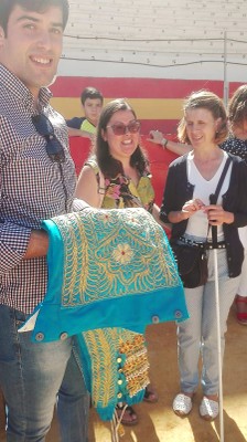 Posando junto a un traje de luces en mitad del ruedo